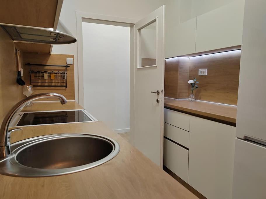 City Sqare Apartment Verde Skopje Bagian luar foto